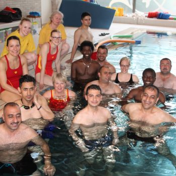 Schwimmkurs für Flüchtlinge - Einzelunterricht mit Ute Ridderbusch (Foto: DLRG Münster / Sandbaumhüter)