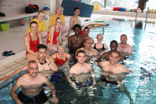 Schwimmkurs für Flüchtlinge - Einzelunterricht mit Ute Ridderbusch (Foto: DLRG Münster / Sandbaumhüter)