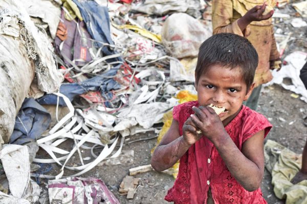Ein essender Junge in einem Slum