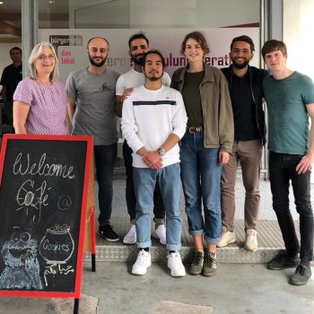 Das Orga-Team des Welcome Cafés vor dem Bürgernetz-Lokal