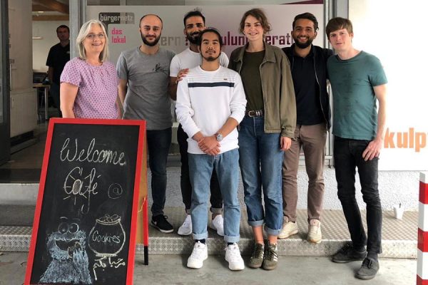 Das Orga-Team des Welcome Cafés vor dem Bürgernetz-Lokal