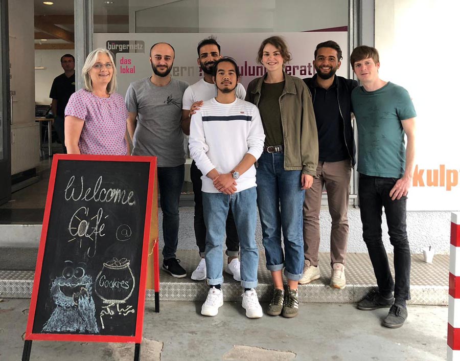 Das Orga-Team des Welcome Cafés vor dem Bürgernetz-Lokal